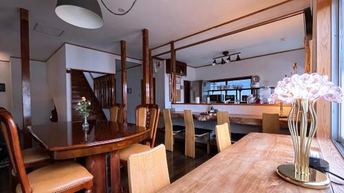 Sanga Nikko في نيكو: غرفة طعام ومطبخ مع طاولة وكراسي