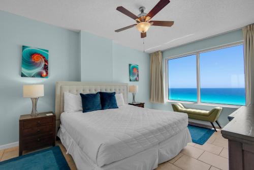 um quarto com uma cama e uma janela com o oceano em Leeward Key 903 em Destin