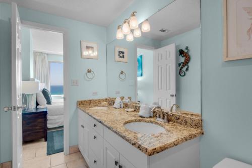 uma casa de banho com um lavatório e um espelho grande em Leeward Key 903 em Destin
