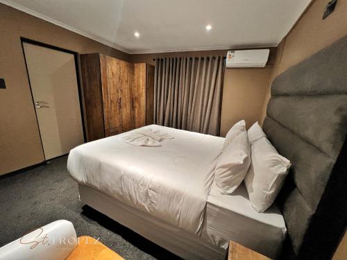 Postel nebo postele na pokoji v ubytování St Tropez Guest House
