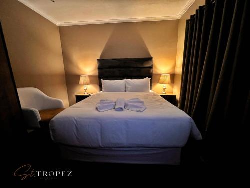 Postel nebo postele na pokoji v ubytování St Tropez Guest House