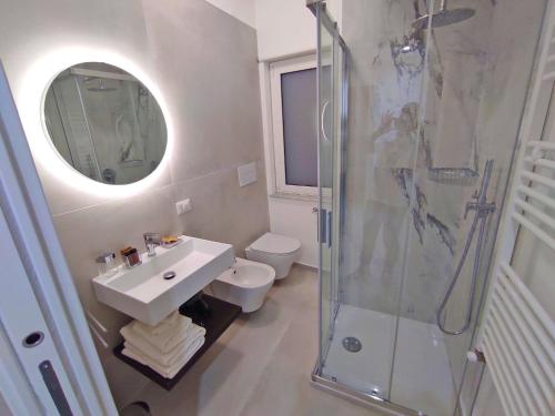 La salle de bains est pourvue d'un lavabo, d'une douche et de toilettes. dans l'établissement B&B La Finestra sul Mare, à Milazzo