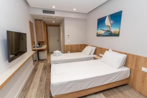 TV a/nebo společenská místnost v ubytování Titania Hotel