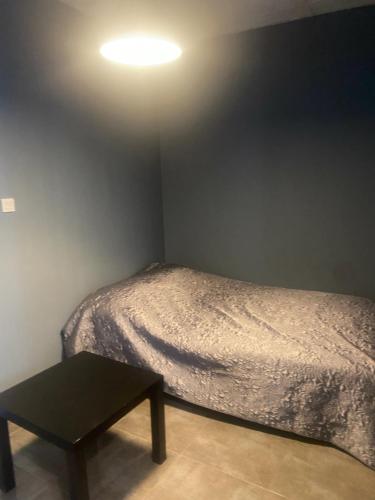 - une chambre avec un lit, une table et une lampe dans l'établissement Studio pour voyageur, à Marseille