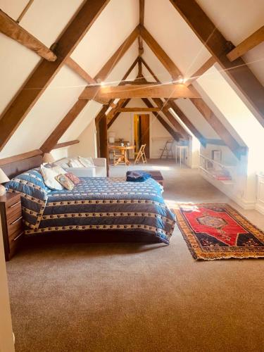 1 dormitorio con 1 cama en el ático en Grange stables, en North Cadbury
