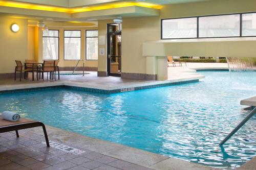 Бассейн в Courtyard by Marriott Orlando Lake Buena Vista in the Marriott Village или поблизости