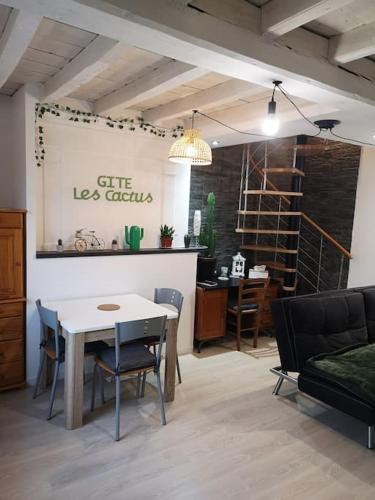 a room with a table and chairs and a dining room at GITE les cactus logement indépendant 