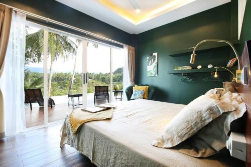 ein Schlafzimmer mit einem großen Bett und einem großen Fenster in der Unterkunft Jungle So Chic, Private Paradise with Lake View in Ko Phangan
