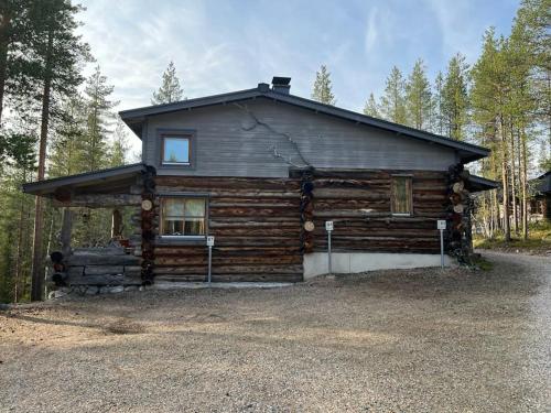 una baita di tronchi in mezzo a una foresta di Rauhallinen kelohuoneisto lähellä palveluita, Peacefull Log apartment at Ylläs a Ylläsjärvi