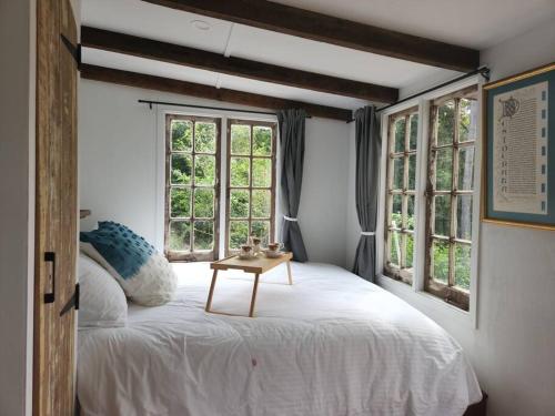 En eller flere senge i et værelse på Bellingen Hideaway Tiny Home- Breathe. Discover. Renew.