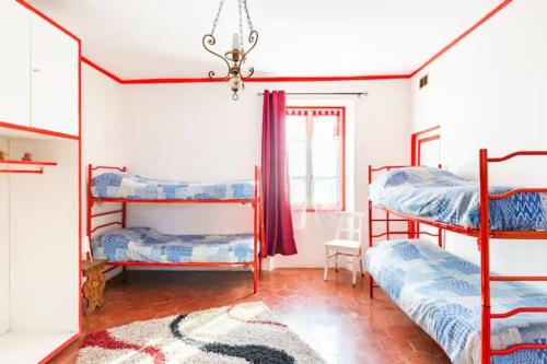 Ένα ή περισσότερα κρεβάτια σε δωμάτιο στο Cascina Baracico, circondati dalla natura