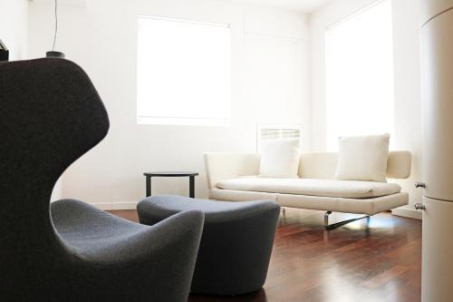 a living room with two chairs and a couch at Villetta & Suite Angela Pozzallo 150mt mare v Auriga in Pozzallo