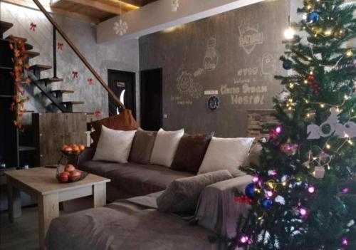 una sala de estar con un árbol de Navidad y un sofá en Chase Dream Hostel追梦空间 en Batumi