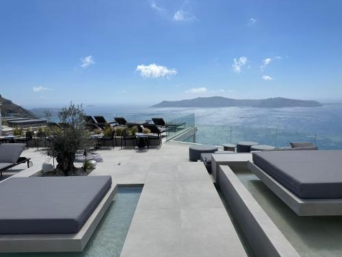 d'un balcon avec des chaises et une vue sur l'océan. dans l'établissement Rocabella Santorini Hotel & Spa, à Imerovigli
