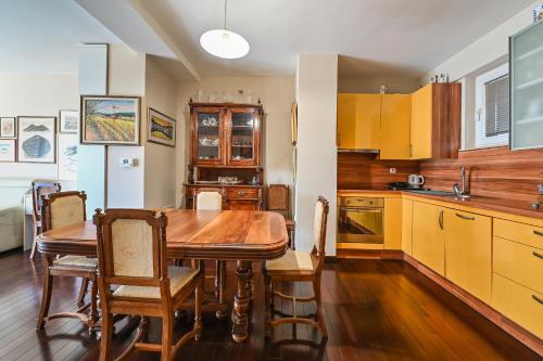 cocina con mesa de madera y armarios de madera en Apartment Dada Zadar -Excellent apartment nearby old city en Zadar