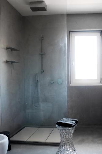 a bathroom with a shower with a vase and a window at Villetta & Suite Angela Pozzallo 150mt mare v Auriga in Pozzallo