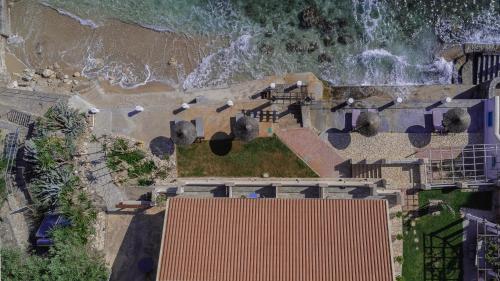 uma vista aérea de uma casa ao lado do oceano em Thomas Beach Studios em Paleokastritsa