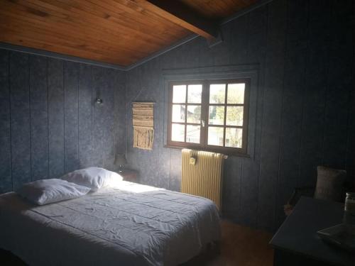 une chambre avec un lit et une fenêtre dans l'établissement Villa landaise 5ch/10prs - Bassin Arcachon, au Teich