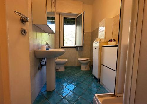 a small bathroom with a sink and a toilet at Appartamento a 250mt dal mare con parcheggio sotto casa in Sori