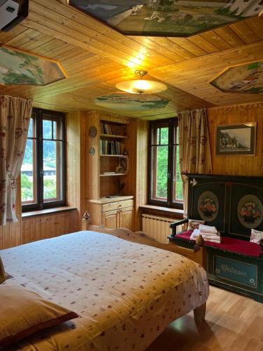1 dormitorio con 1 cama grande y techo de madera en La Crèmerie du Vernet en Chamonix-Mont-Blanc