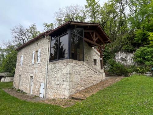 Castelnau-de-MontratierにあるDétente en campagne dans le quercy une Chambre lit double et un matelas d appoint une personne dans le salonの大きな窓のある家