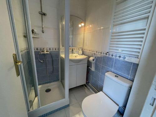une salle de bain avec toilettes, douche et lavabo dans l'établissement Studio rénové 2 pers avec parking, wifi, proche plage - FR-1-224C-28, à Saint-Jean-de-Monts