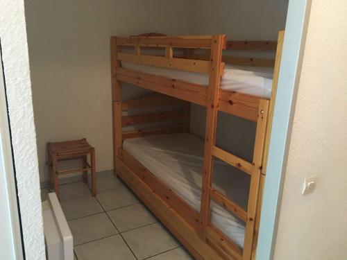 quelques lits superposés dans une chambre dans l'établissement Studio cabine 4 pers, balcon sud, parking, prox centre Luz-St-Sauveur, proche ski et thermes - FR-1-402-72, à Luz-Saint-Sauveur