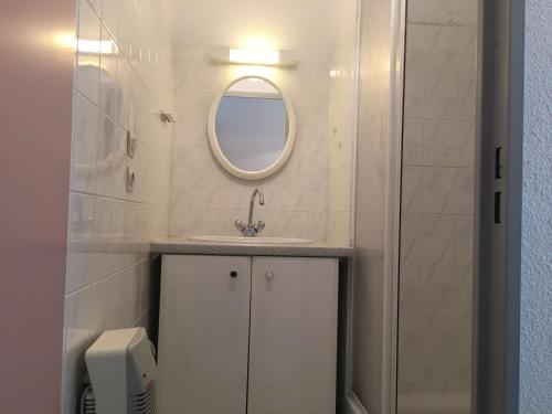 une salle de bain avec un lavabo et un miroir dans l'établissement Studio cabine 4 pers, balcon sud, parking, prox centre Luz-St-Sauveur, proche ski et thermes - FR-1-402-72, à Luz-Saint-Sauveur