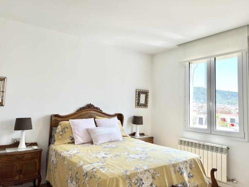 Schlafzimmer mit einem Bett und einem Fenster in der Unterkunft Moderno y amplio apartamento en el centro de Roses in Roses