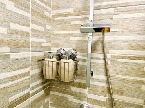 un baño con ducha con lavabo en Casa Carlotta - Holiday House, en Conversano