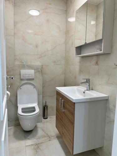 Five Apartments tesisinde bir banyo