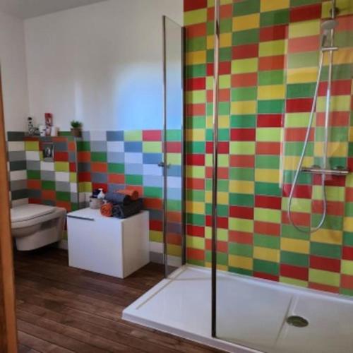 La salle de bains colorée est pourvue d'une douche et d'un lavabo. dans l'établissement La chambre d'Aphrodite avec jacuzzi vue mer, à Porto-Vecchio