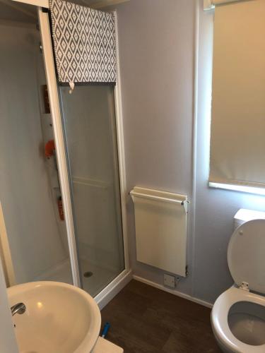 een badkamer met een douche, een toilet en een wastafel bij Lunas chill pad in Edinburgh