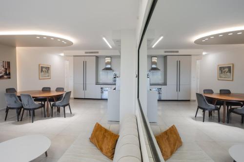 Blick auf ein Esszimmer mit Tischen und Stühlen in der Unterkunft Luxury apartments Boutique Haneviim in Jerusalem