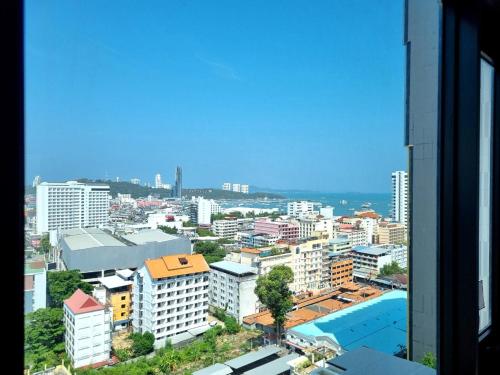 Pemandangan umum bagi Pattaya Central atau pemandangan bandar yang diambil dari apartmen