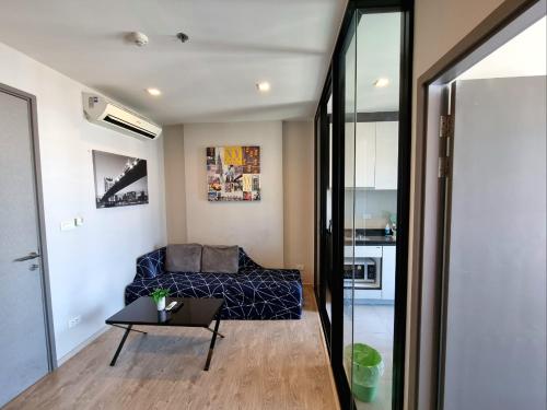 Ruang duduk di The Base condo center of pattaya rooftop swimming pool