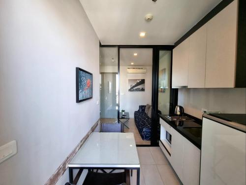 Dapur atau dapur kecil di The Base condo center of pattaya rooftop swimming pool