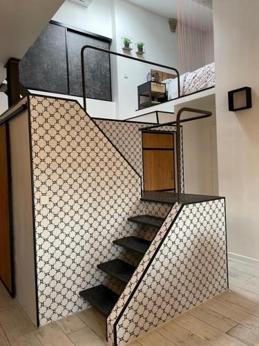 - un escalier dans une maison dotée d'un mur carrelé dans l'établissement Appart Cosy Venise Provençale, à Martigues