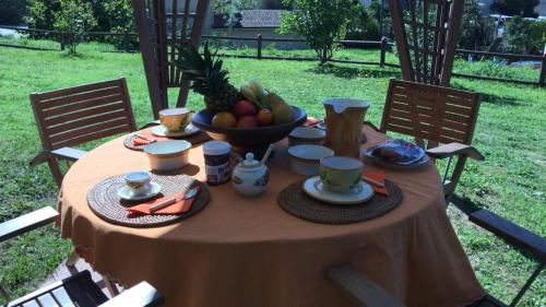 een tafel met een fruitschaal erop bij BELLISSIMA! CASA BABY - in Massarosa