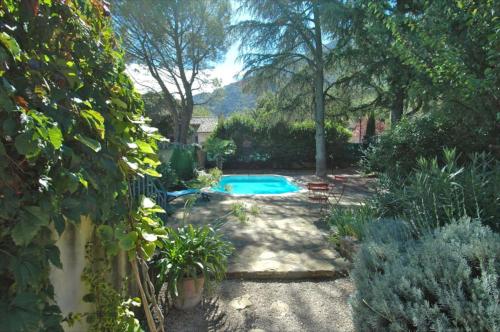 a garden with a swimming pool in a yard at L'Oustalado in Maubec