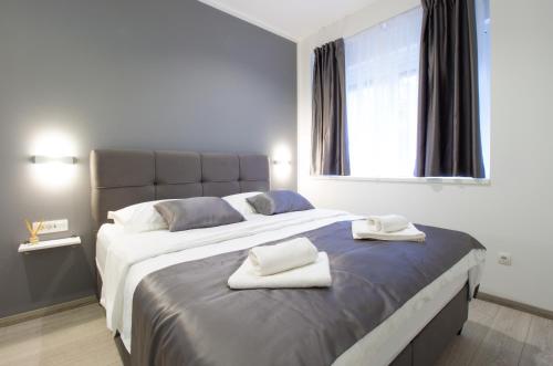 1 dormitorio con 1 cama grande y toallas. en Split Urban Getaway en Split