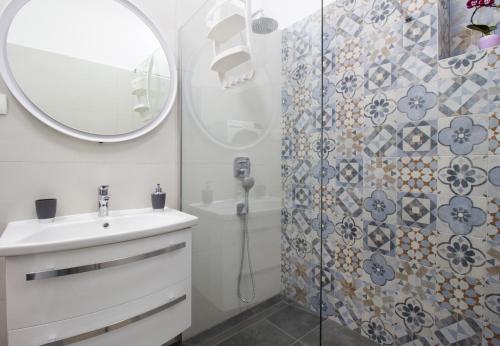 bagno con lavandino e doccia con specchio di Split Urban Getaway a Spalato (Split)