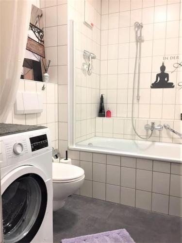 y baño con aseo y lavadora. en Apartment Nähe KarLi, 4 Pers., Zentrum Süd en Leipzig