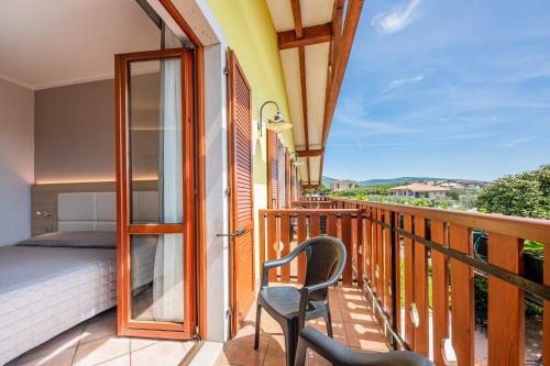 een kamer met een balkon, een bed en een raam bij Hotel Romantic in Cavaion Veronese