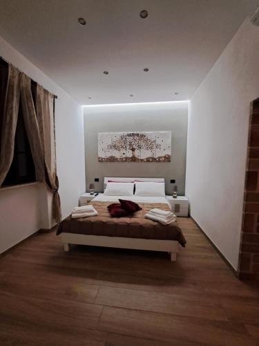 ein Schlafzimmer mit einem großen Bett in einem Zimmer in der Unterkunft Colle del Re Sicily in Partinico