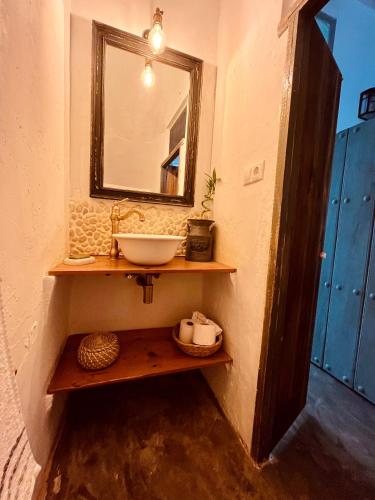 a bathroom with a sink and a mirror at Casa Cercana in Abarán