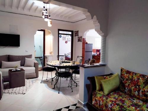 sala de estar con sofá y mesa en Maison Othmane en Essaouira