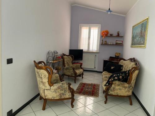 a living room with chairs and a table and a tv at Villa Ulivi in Tocco da Casauria