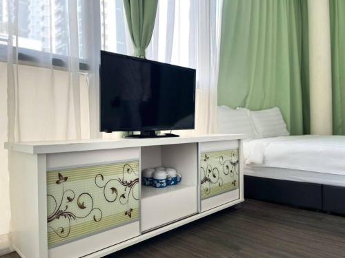 TV en un armario de un dormitorio en S8 Boutique Hotel near KLIA 1 & KLIA 2 en Sepang