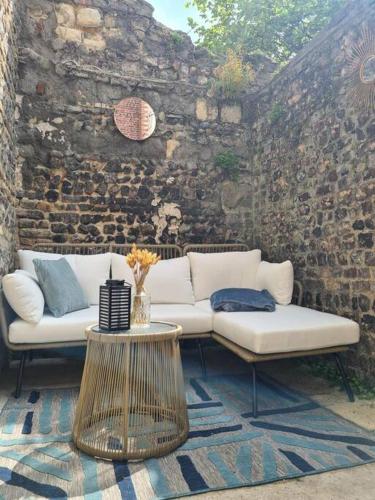 - un salon avec un canapé et une table dans l'établissement Appartement, terrasse & barbecue, à Dieppe